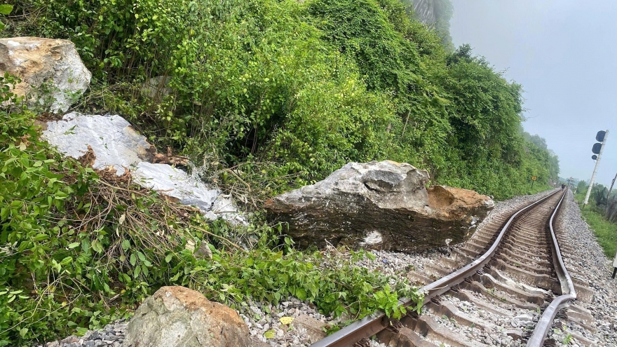 Severe rockslide in Quang Tri paralyses North-South rail service
